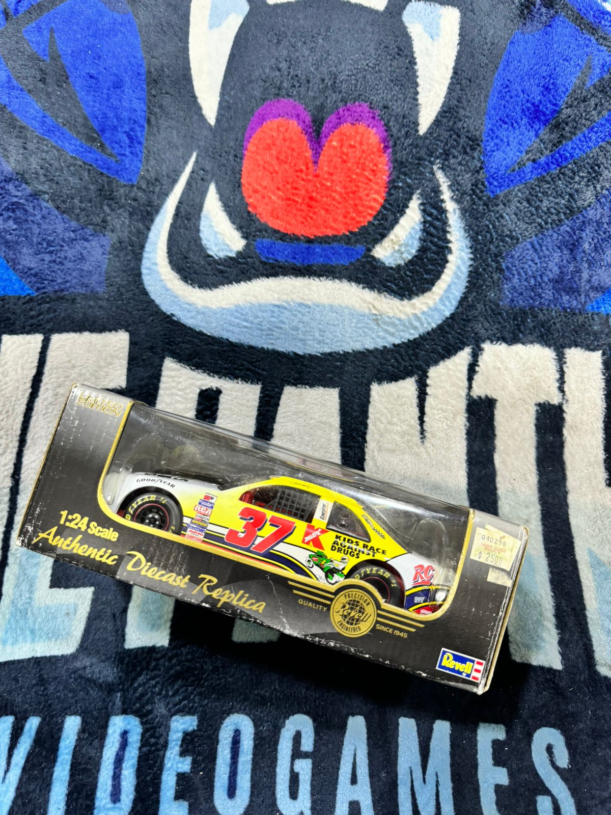 Authentic Diecast Replica Revell 1/24