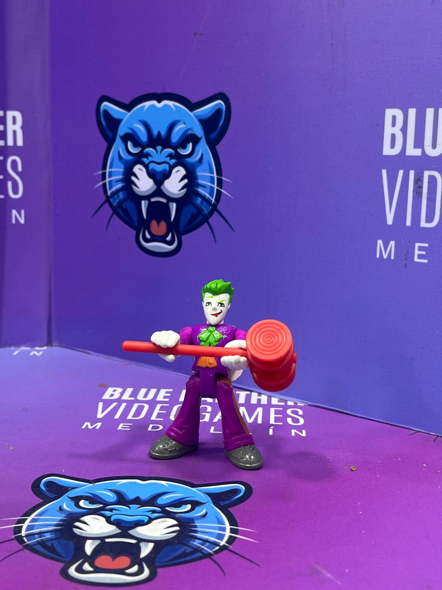 Jocker con martillo rojo