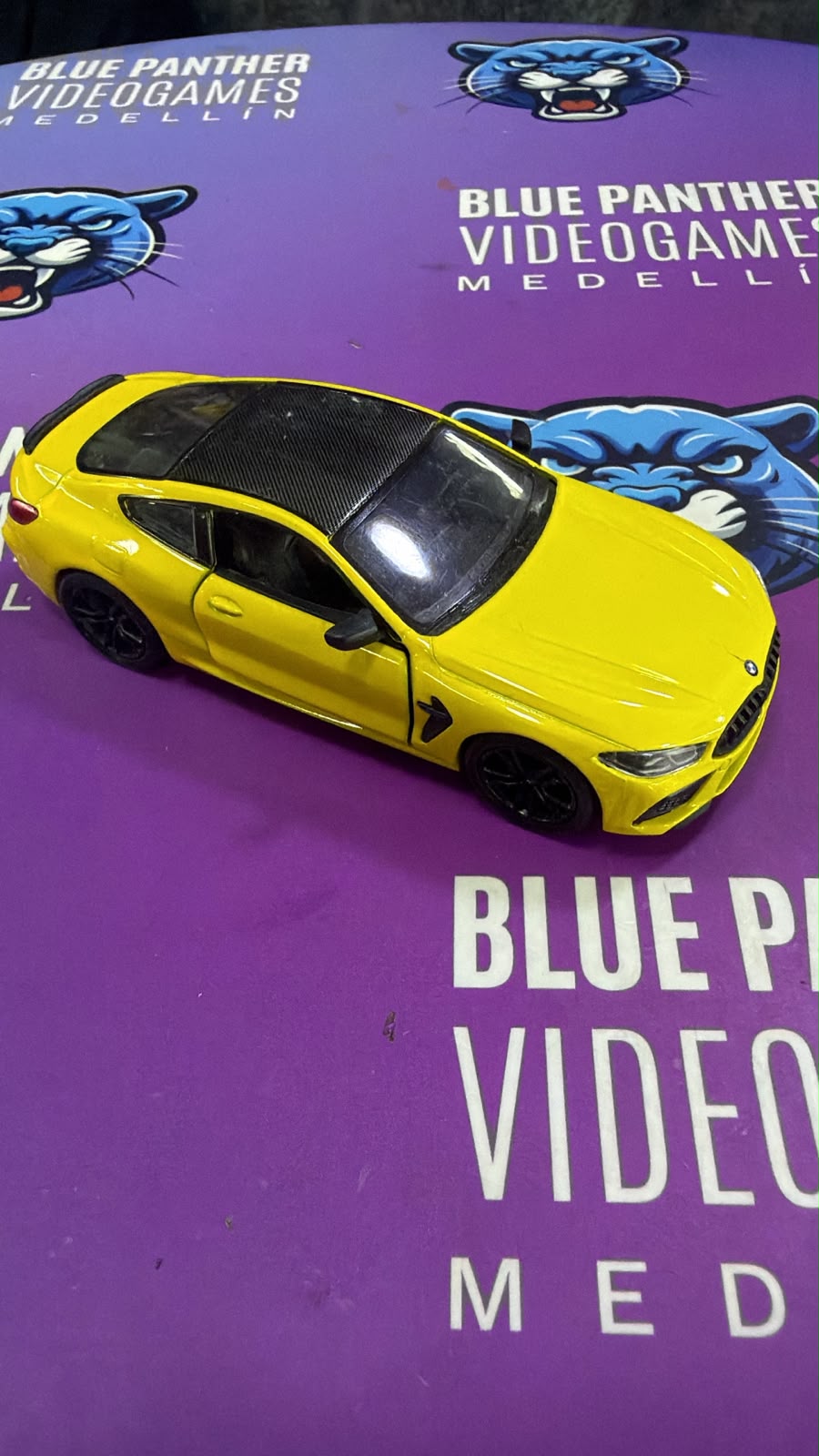 BMW M8 Competition Coupé escala 1:38