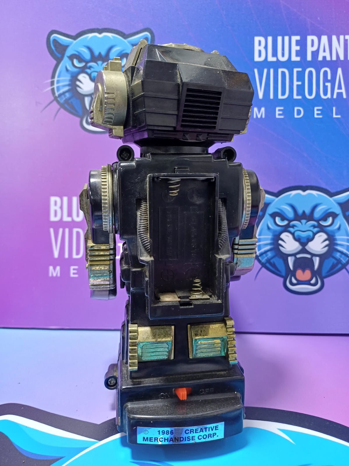 Robot vintage pecho rojo