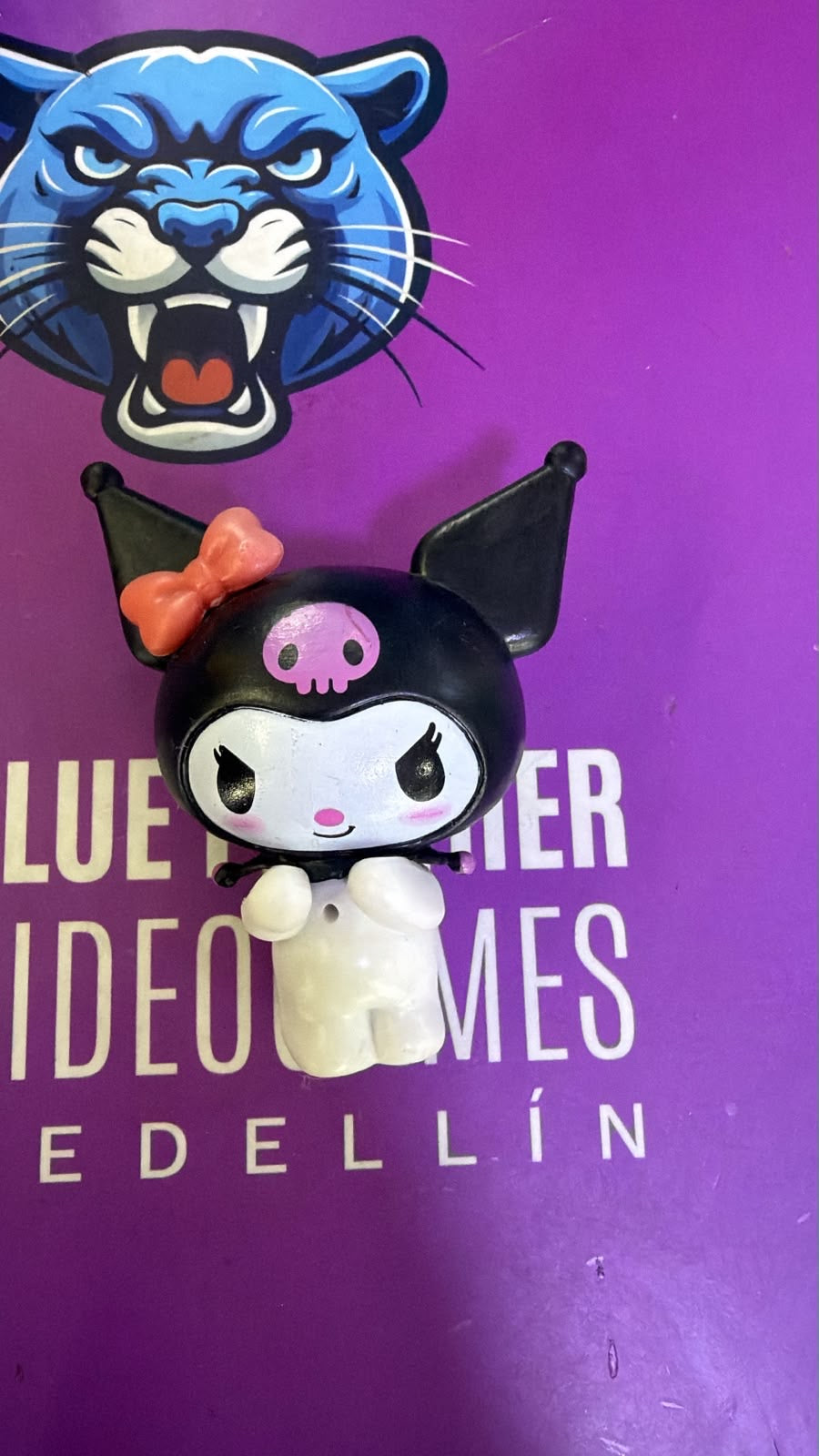Kuromi moño rojo