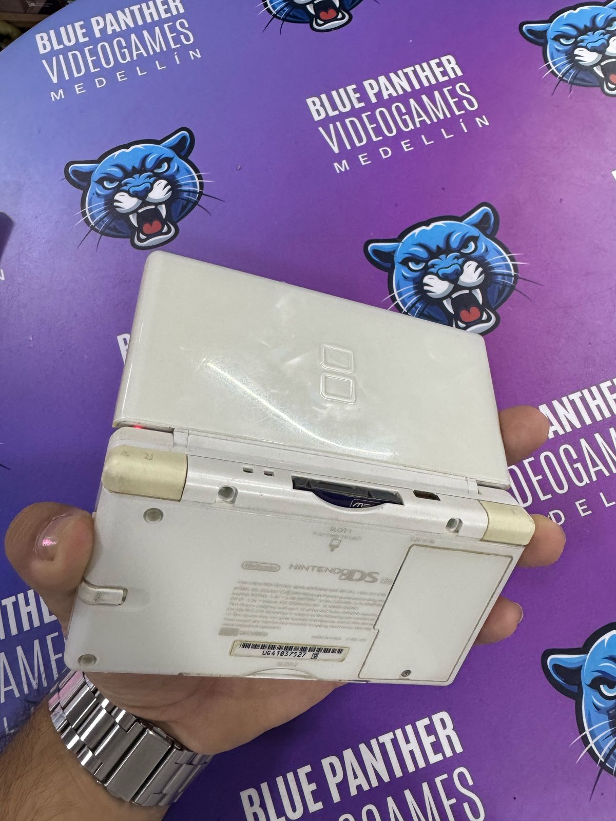 Nintendo DS Lite con R4, pantalla inferior algo amarillita