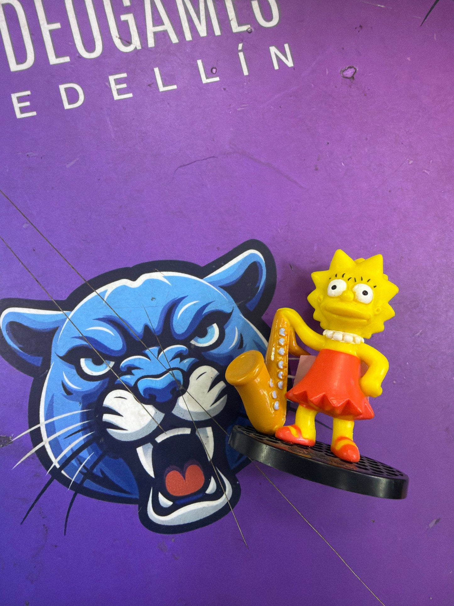 Lisa Simpson sosteniendo su saxofón the simpsons