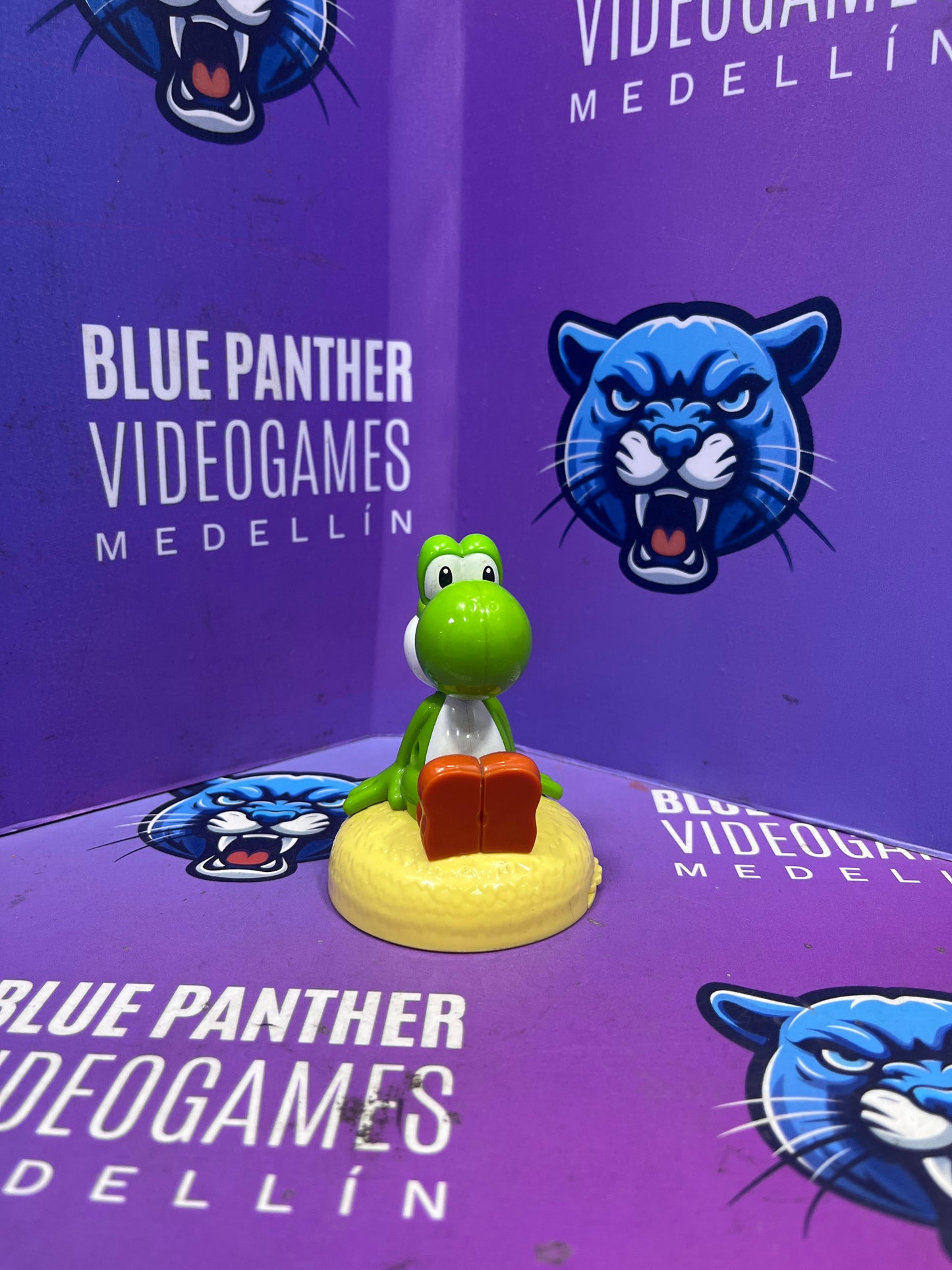 Yoshi clásico sentado