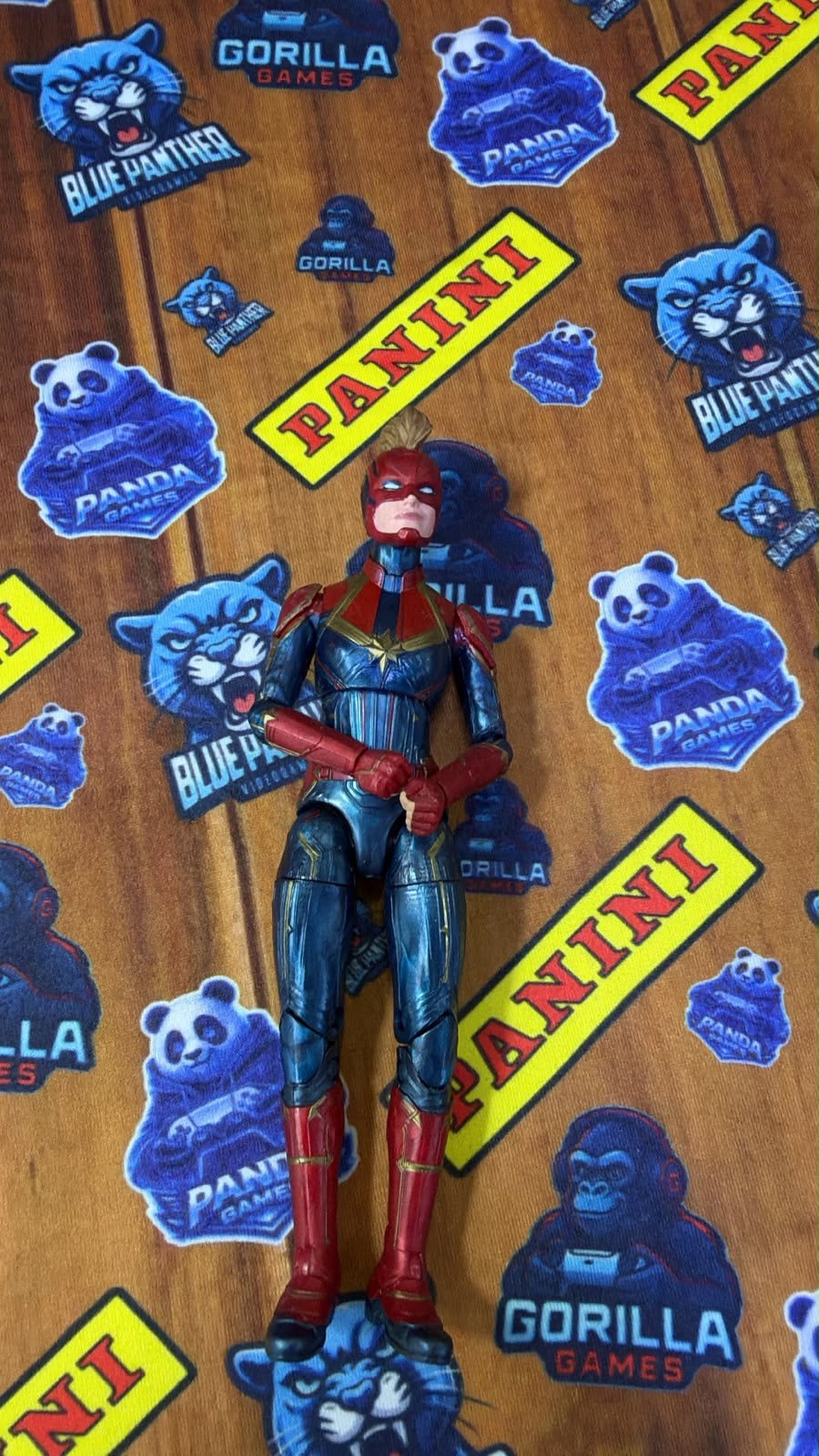 Capitana Marvel (Carol Danvers) en su uniforme azul y rojo con casco, perteneciente a la línea Marvel Legends