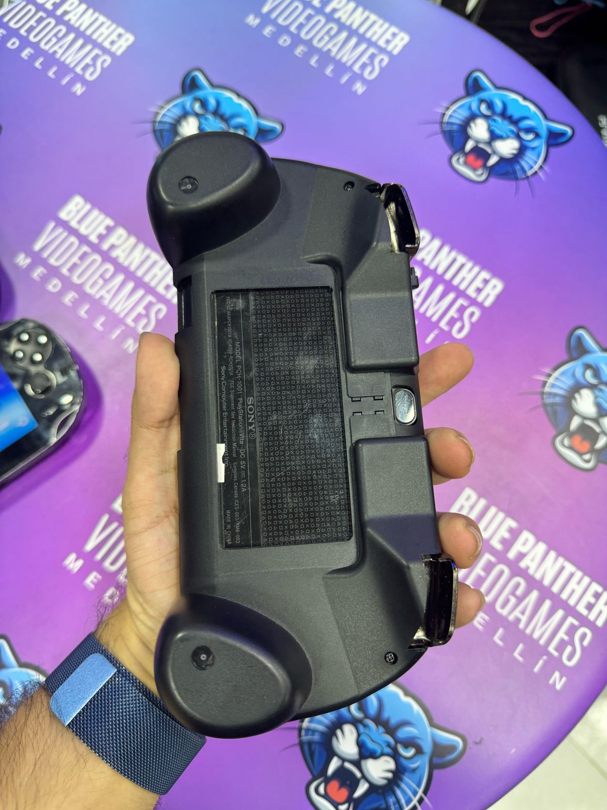 PS Vita con tienda de juegos (pantalla feita)