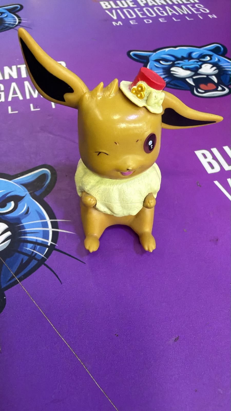 Eevee Pokémon, sentado con sombrero decorativo