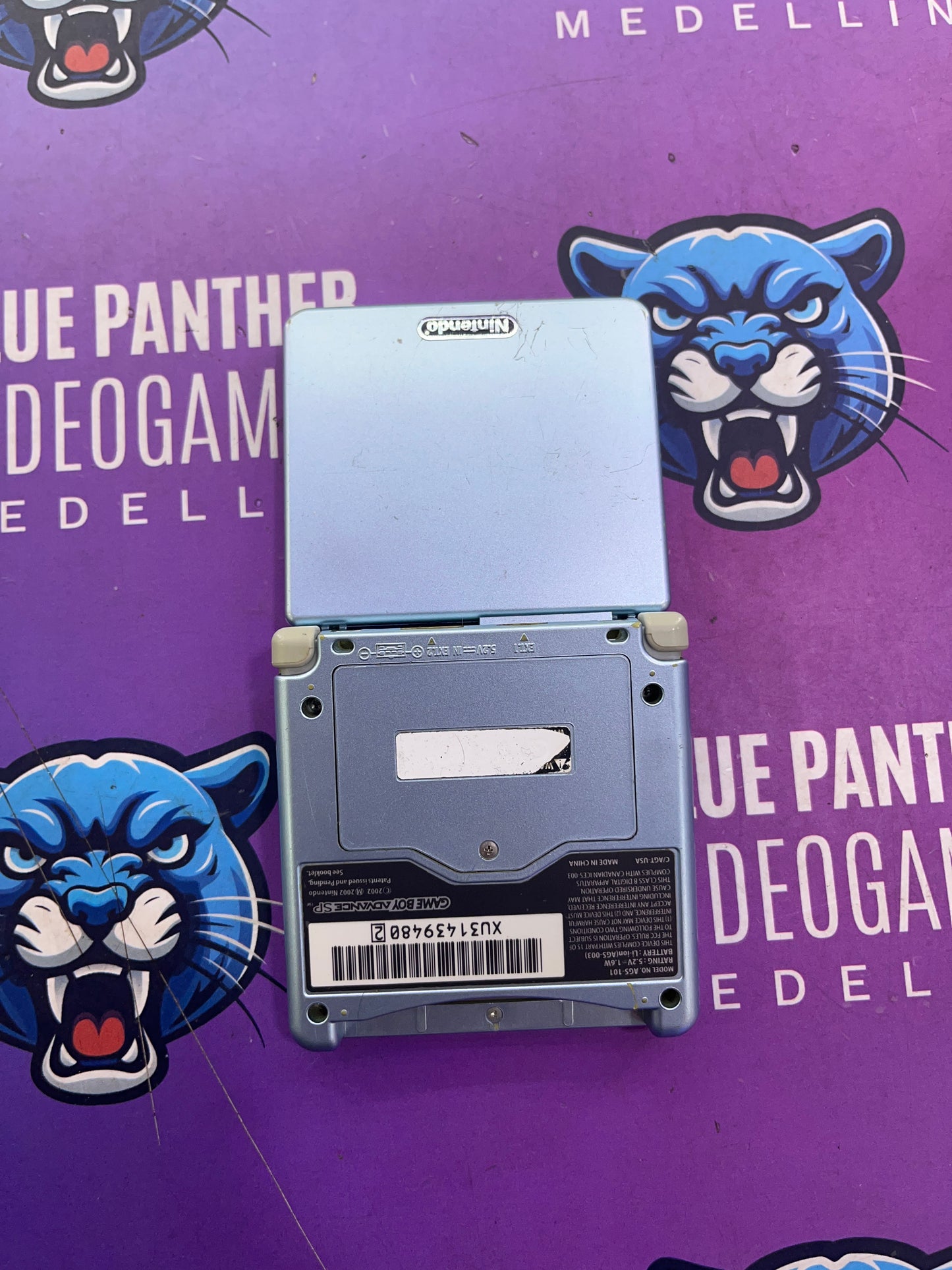 Game Boy Advance SP 101 retro iluminado azul claro con cargador