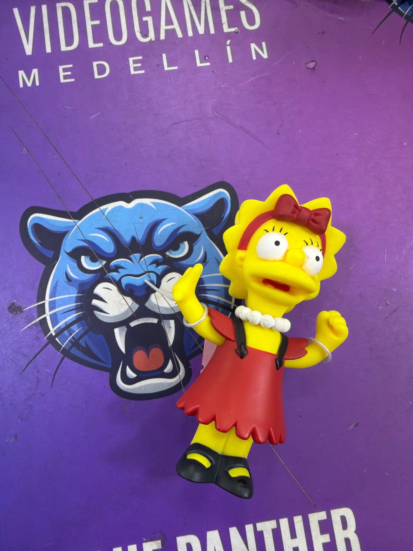 Lisa Simpson con un vestido rojo y un lazo the simpsons