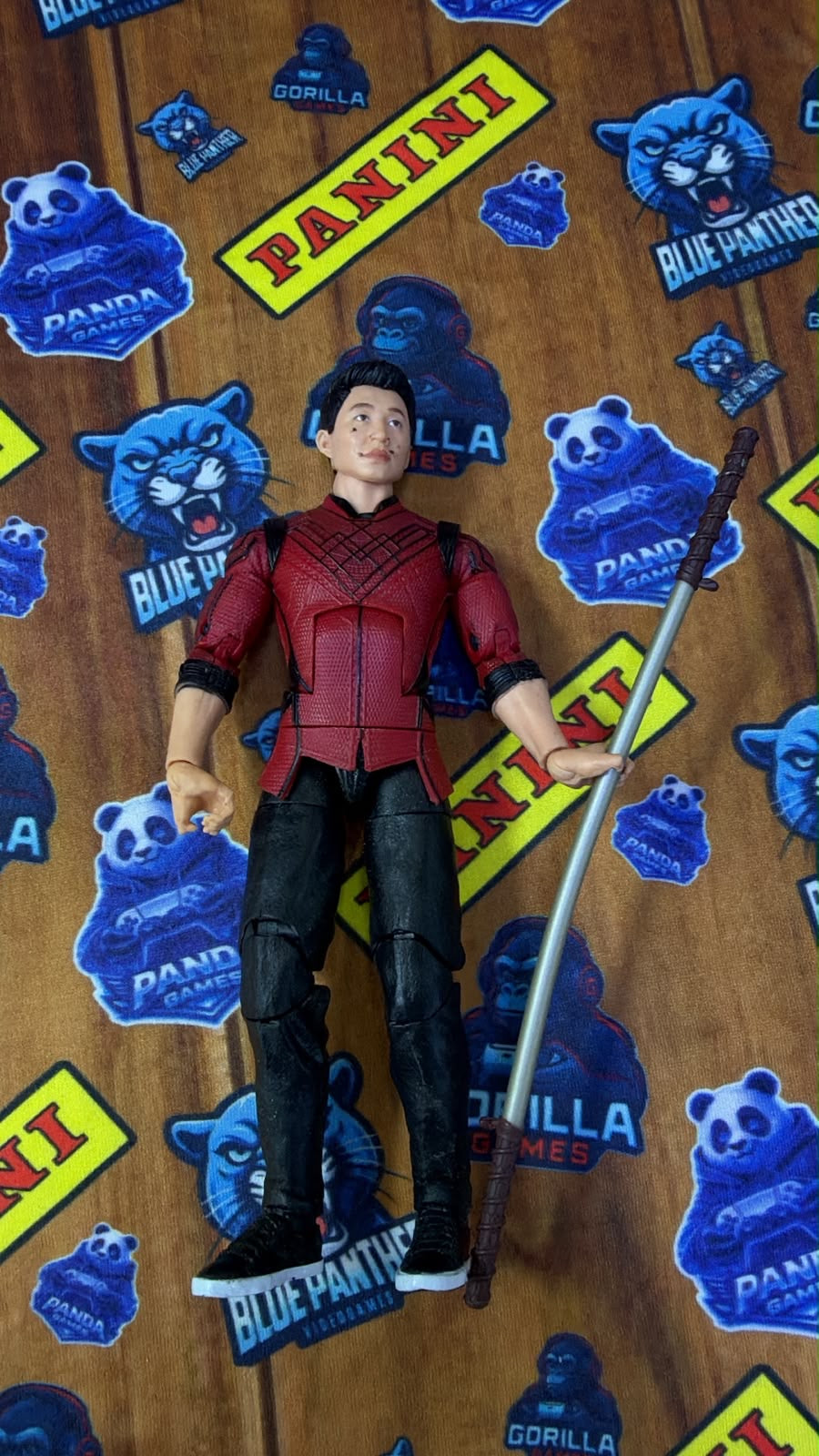Shang-Chi con su túnica roja y bastón de combate, perteneciente a la línea Marvel Legends