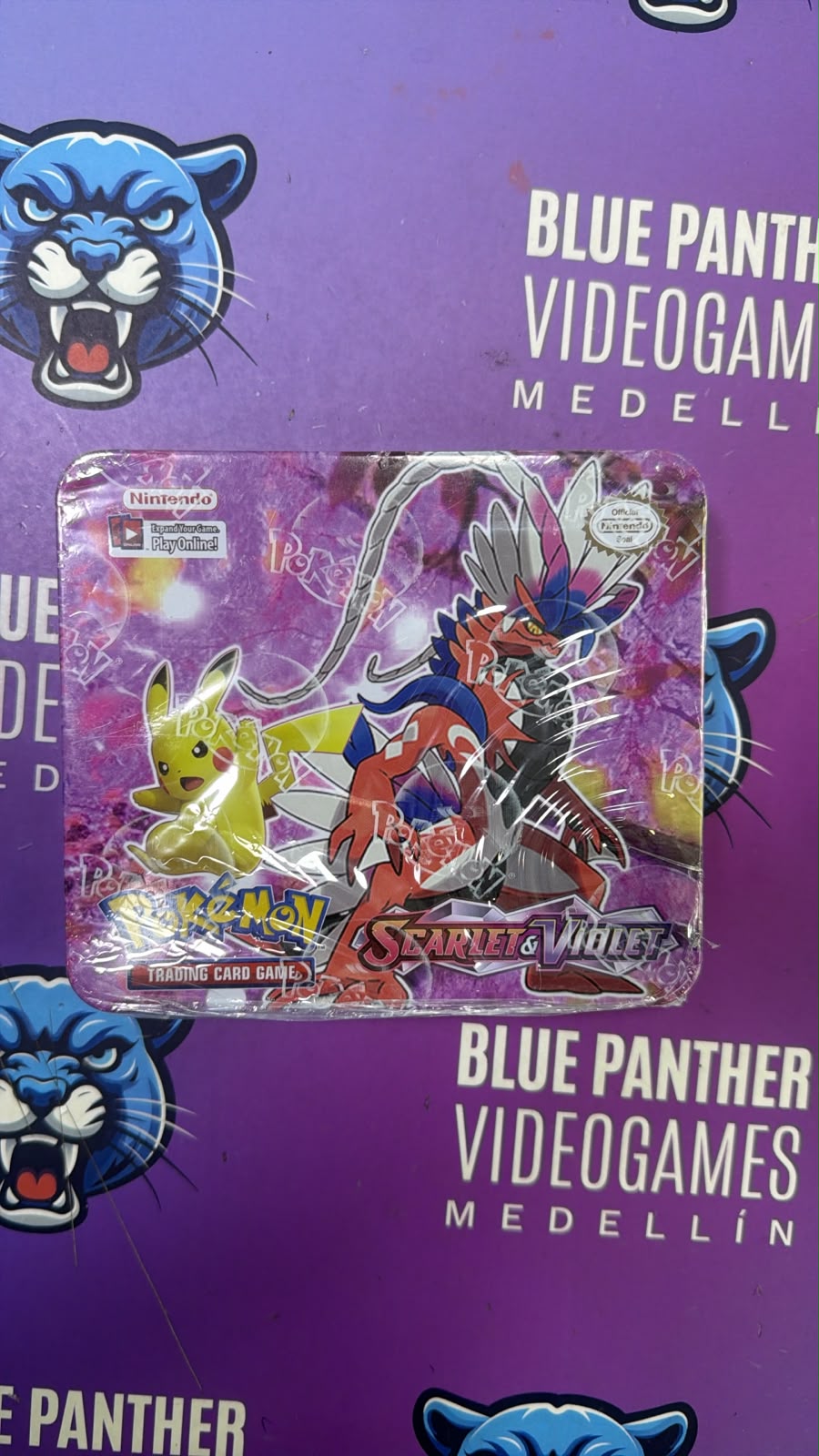 Pokemon Scarlet & Violet – Lata Metálica Coleccionable Koraidon & Pikachu