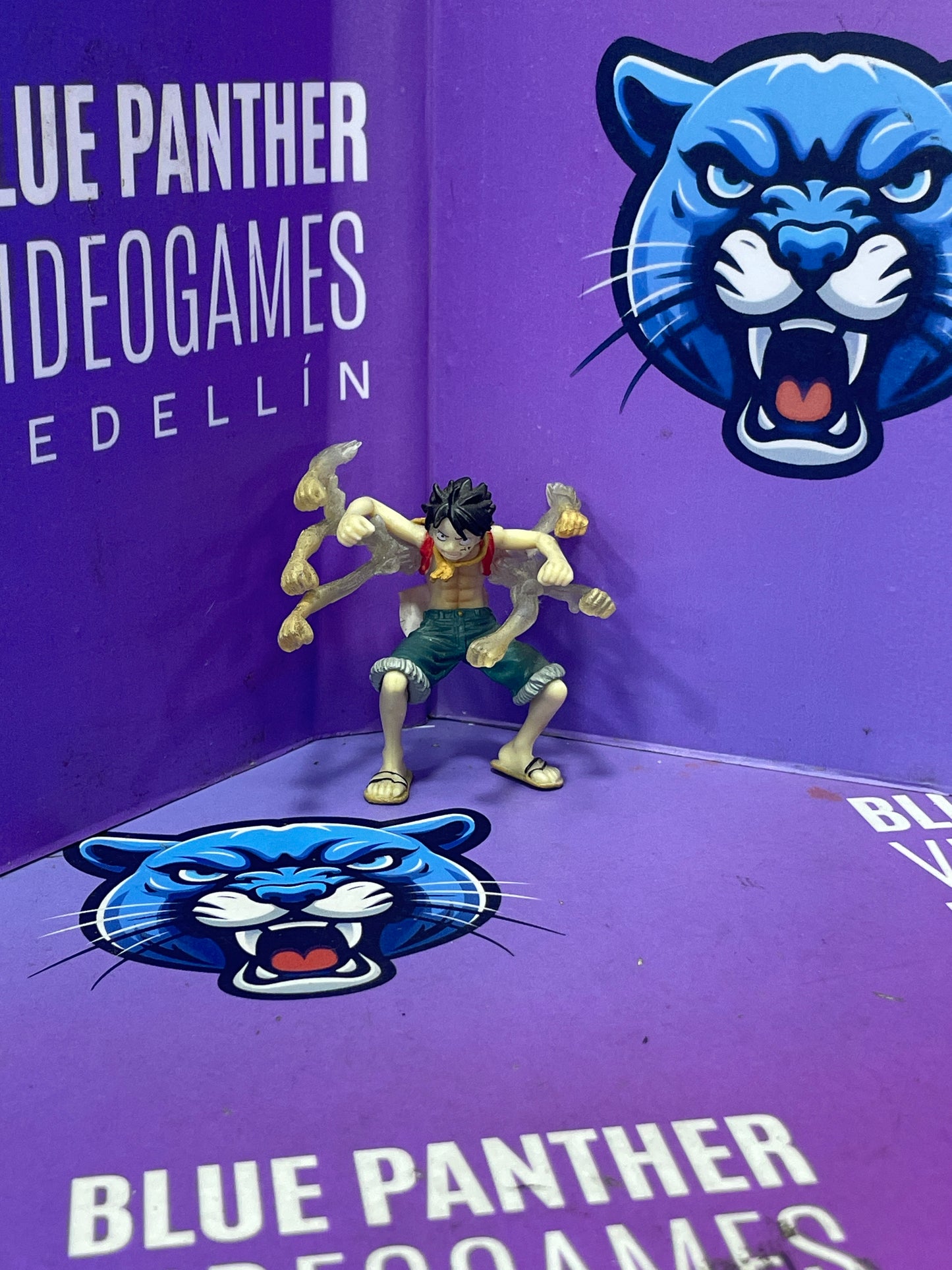 Luffy tirando golpes