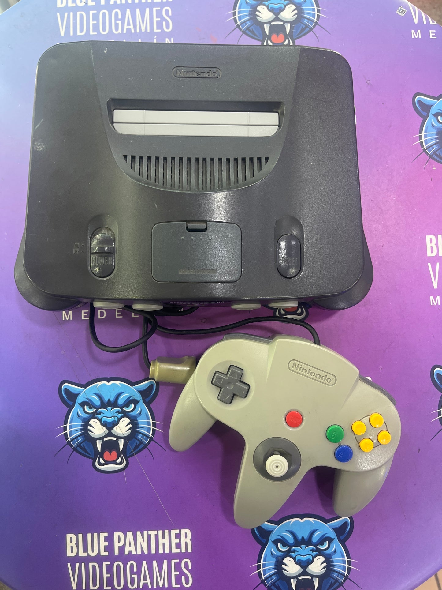 Nintendo 64 con control genérico