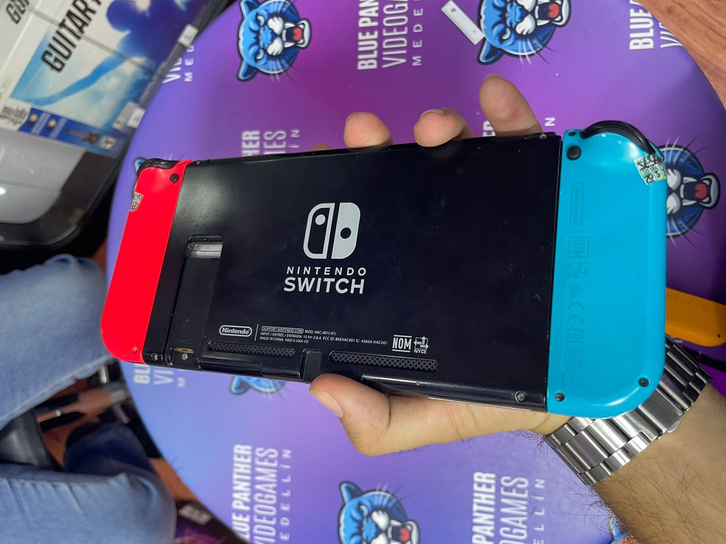 Switch solo con cargador (leve despique)