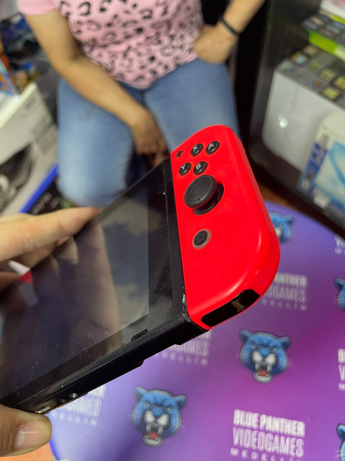 Switch solo con cargador (leve despique)