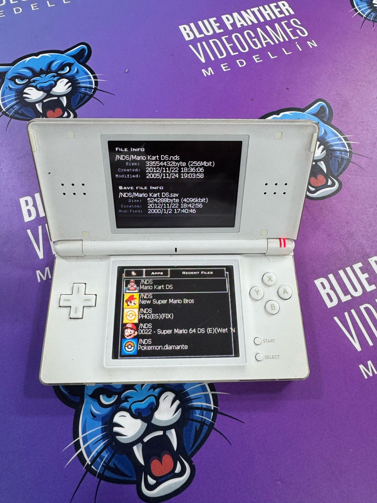 Nintendo DS Lite con R4, pantalla inferior algo amarillita