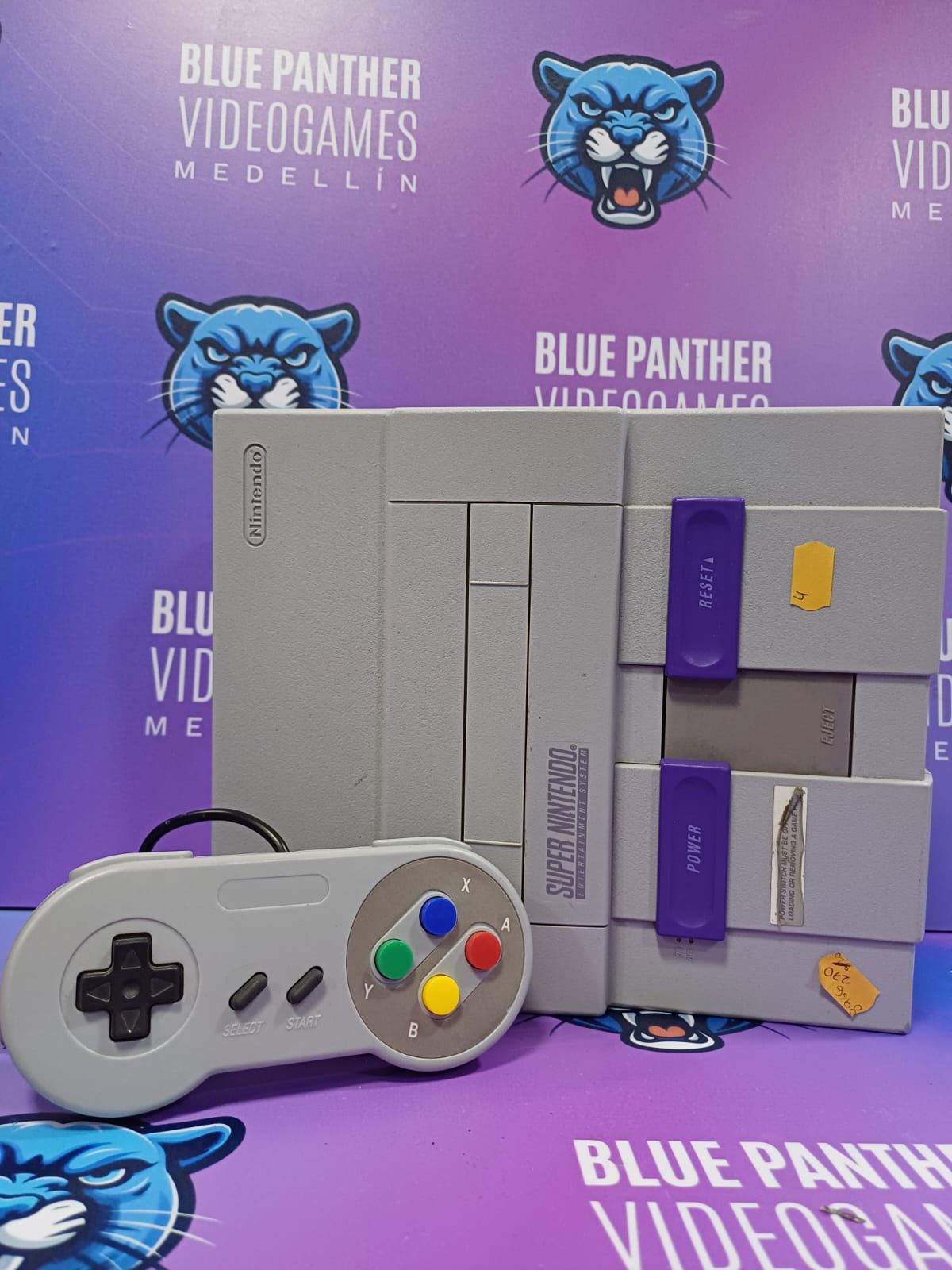 (4) Super Nintendo con un control