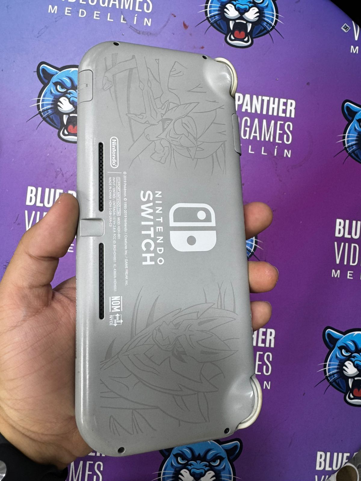 Switch Lite Edición Pokemon (detalle en carcasa)