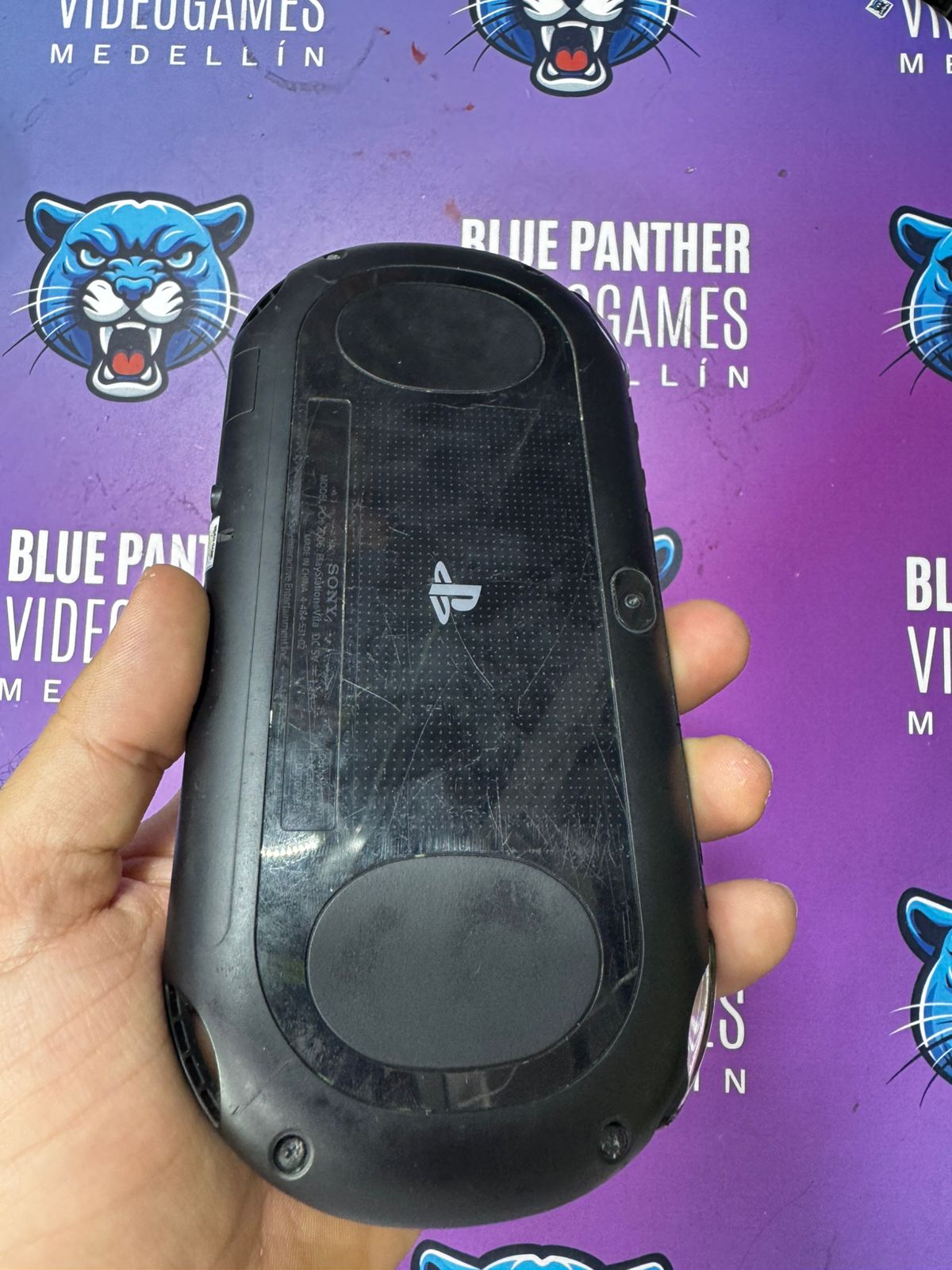 PS Vita Slim original (tiene linea negra en pantalla)