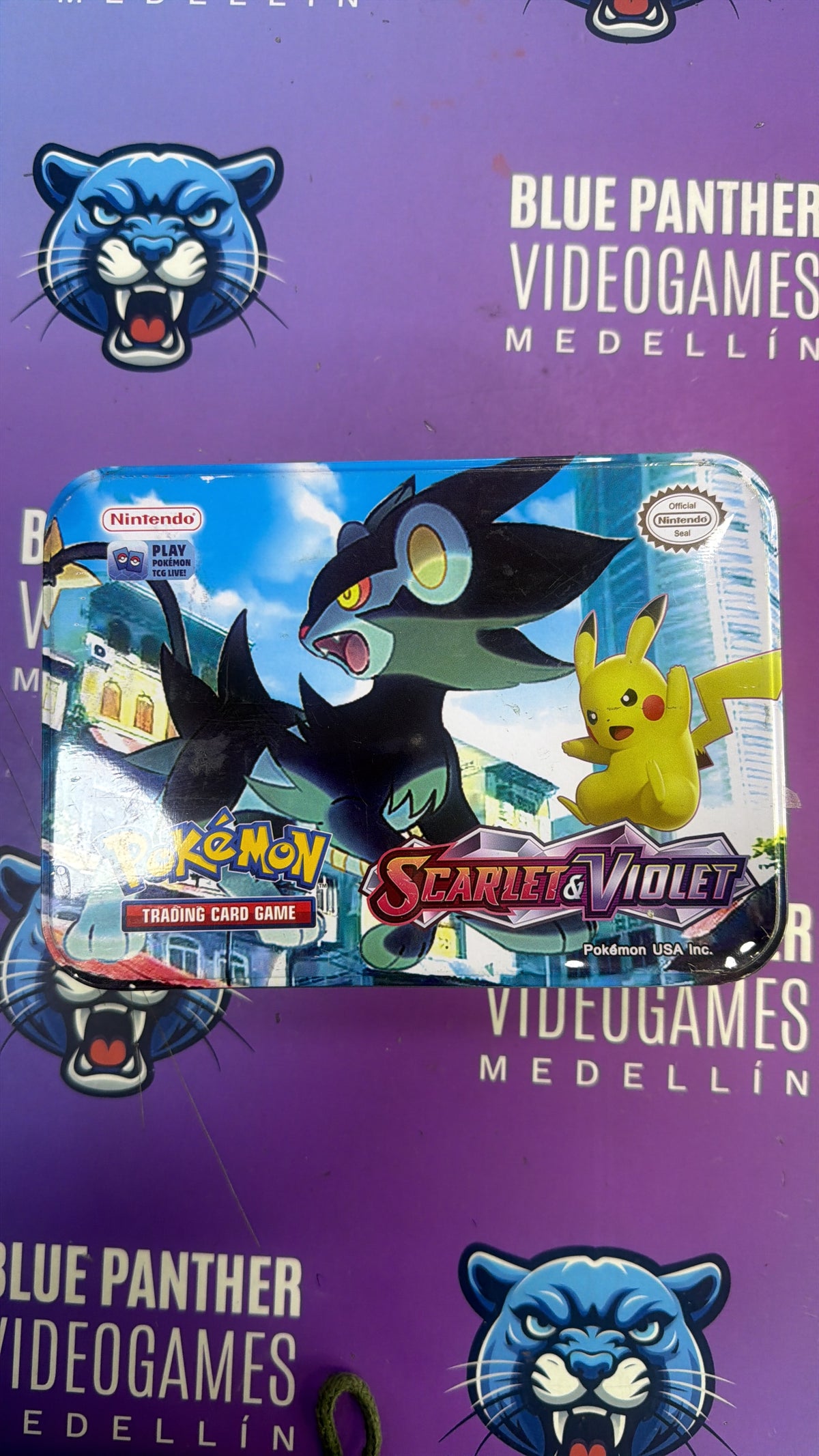 Pokemon Scarlet & Violet – Lata Metálica Coleccionable Luxray & Pikachu