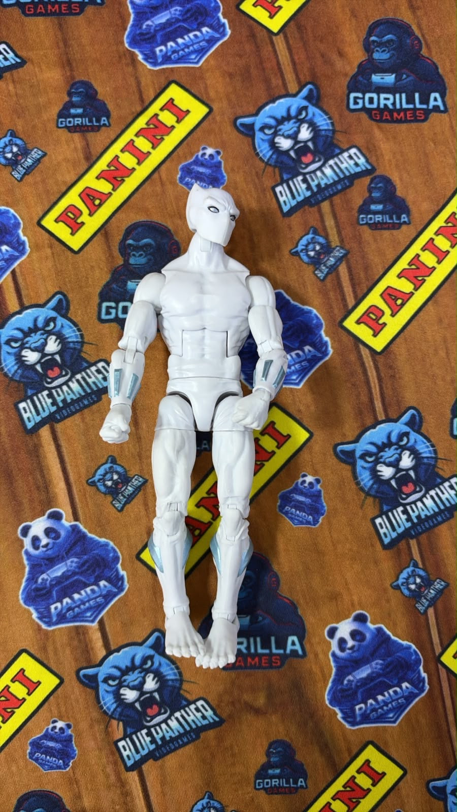 Hatut Zeraze (conocido también como el traje blanco de Black Panther) de la línea Marvel Legends