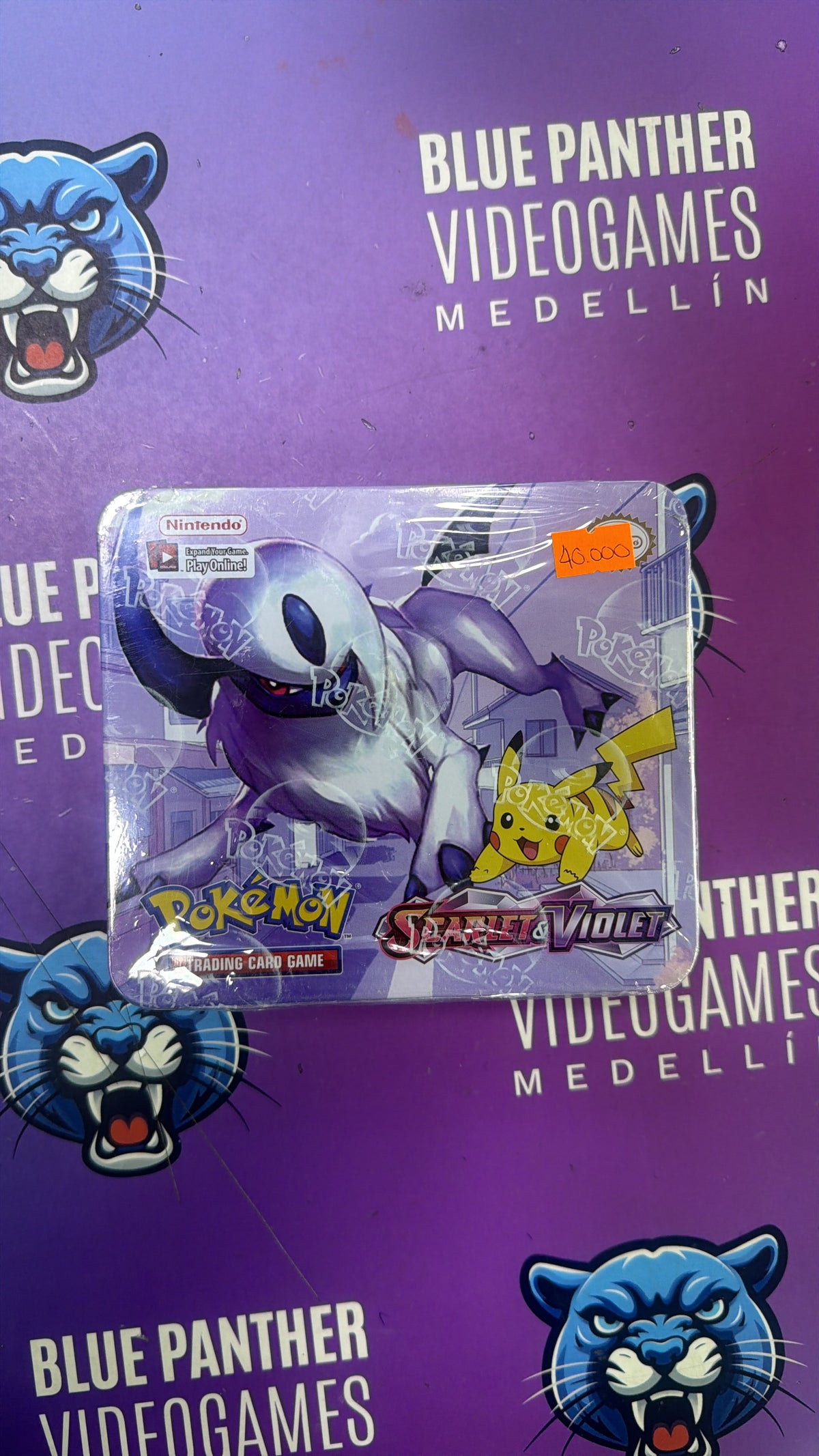 Pokémon Scarlet & Violet – Lata Metálica Coleccionable Absol & Pikachu ( Disponible: 4 unidades)