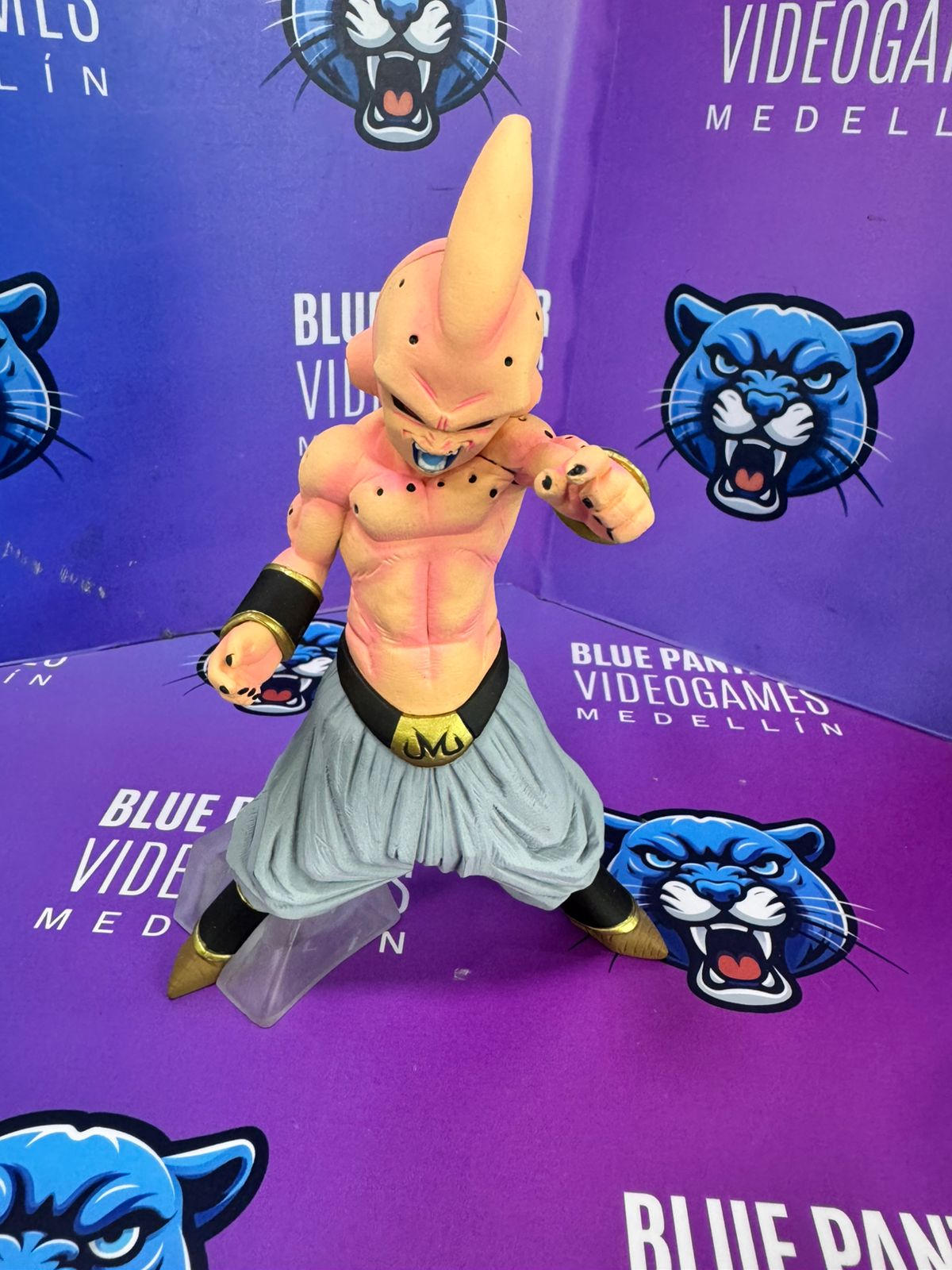 Majin Boo con soporte pie transparente