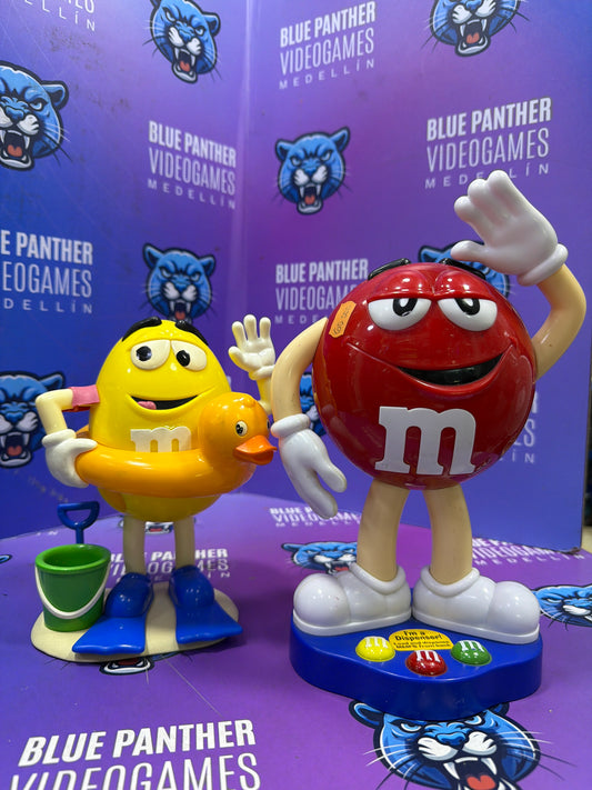 Figuras mym alzando mano