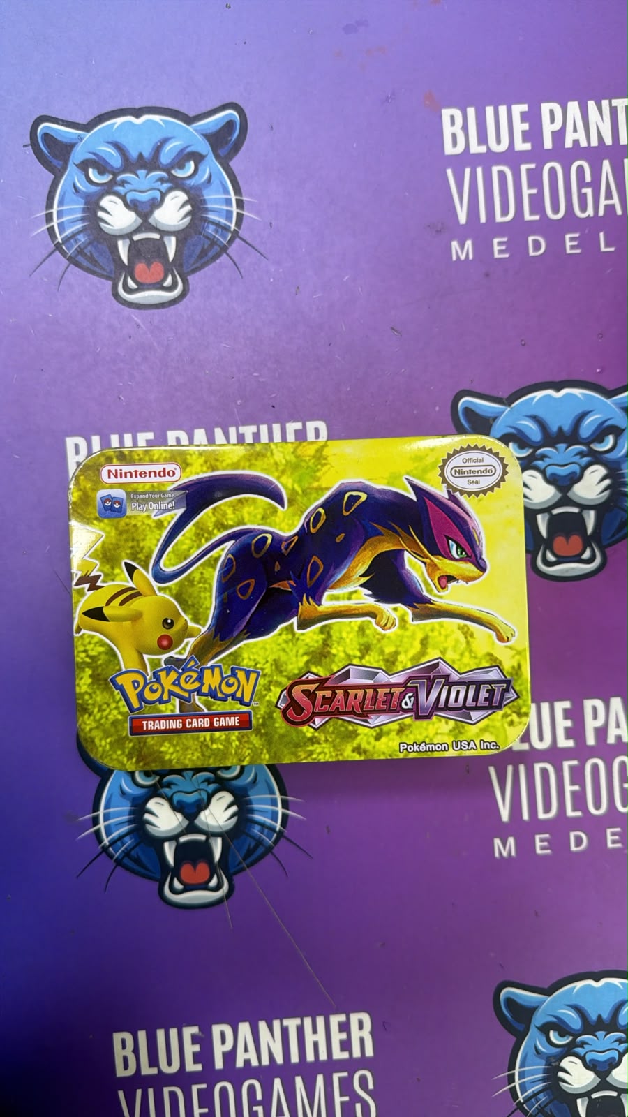 Pokémon  Scarlet & Violet – Lata Metálica Coleccionable Liepard & Pikachu ( Disponible: 6 unidades)