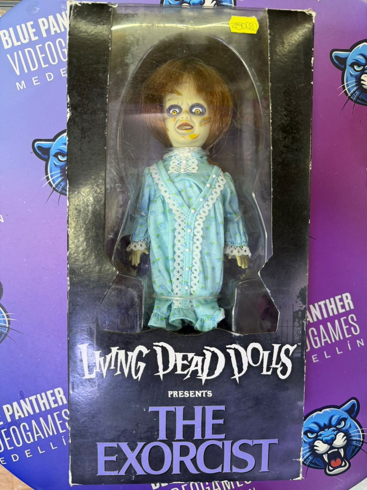 The Exorcist – Living Dead Dolls | Regan Muñeca Coleccionable de El Exorcista