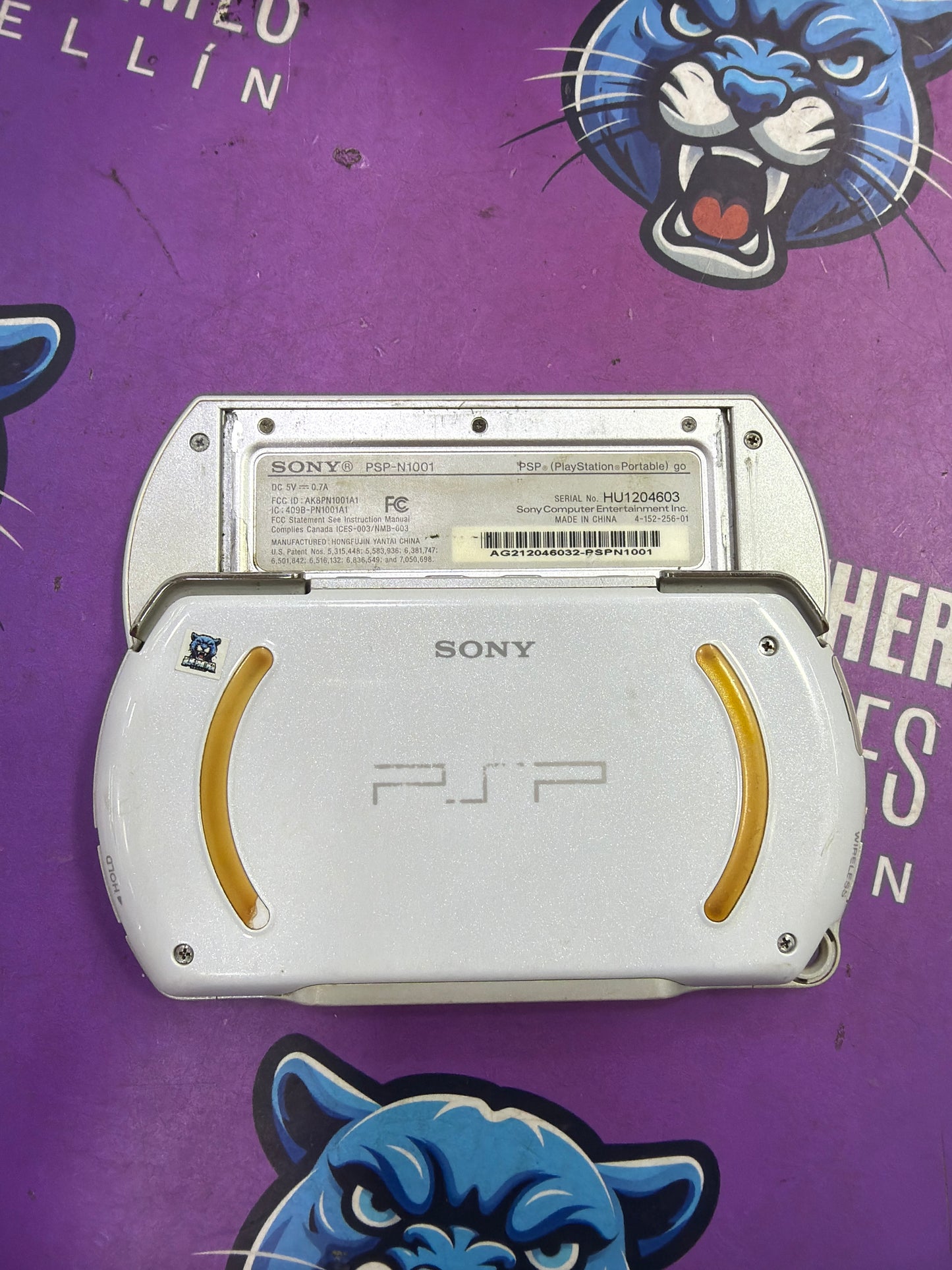 Psp go white con 20 Juegos (3)