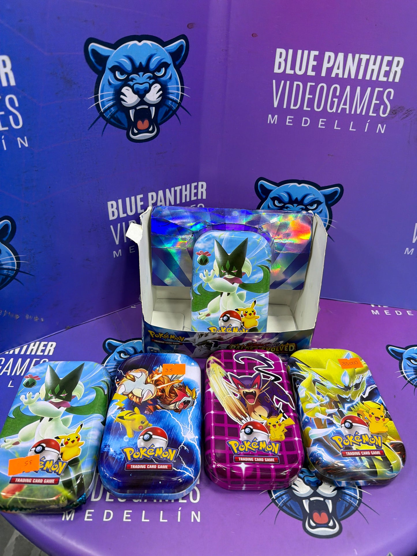 Lata pokemon peque 25 cartas