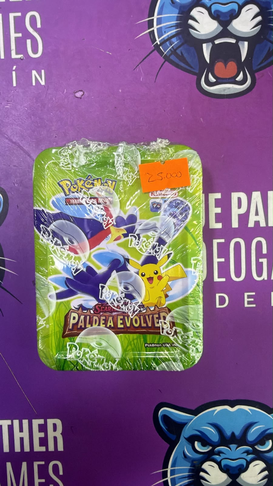 Pokémon Scarlet & Violet: Paldea Evolved – Lata Metálica Coleccionable con Pikachu (Disponibles:5 unidades)