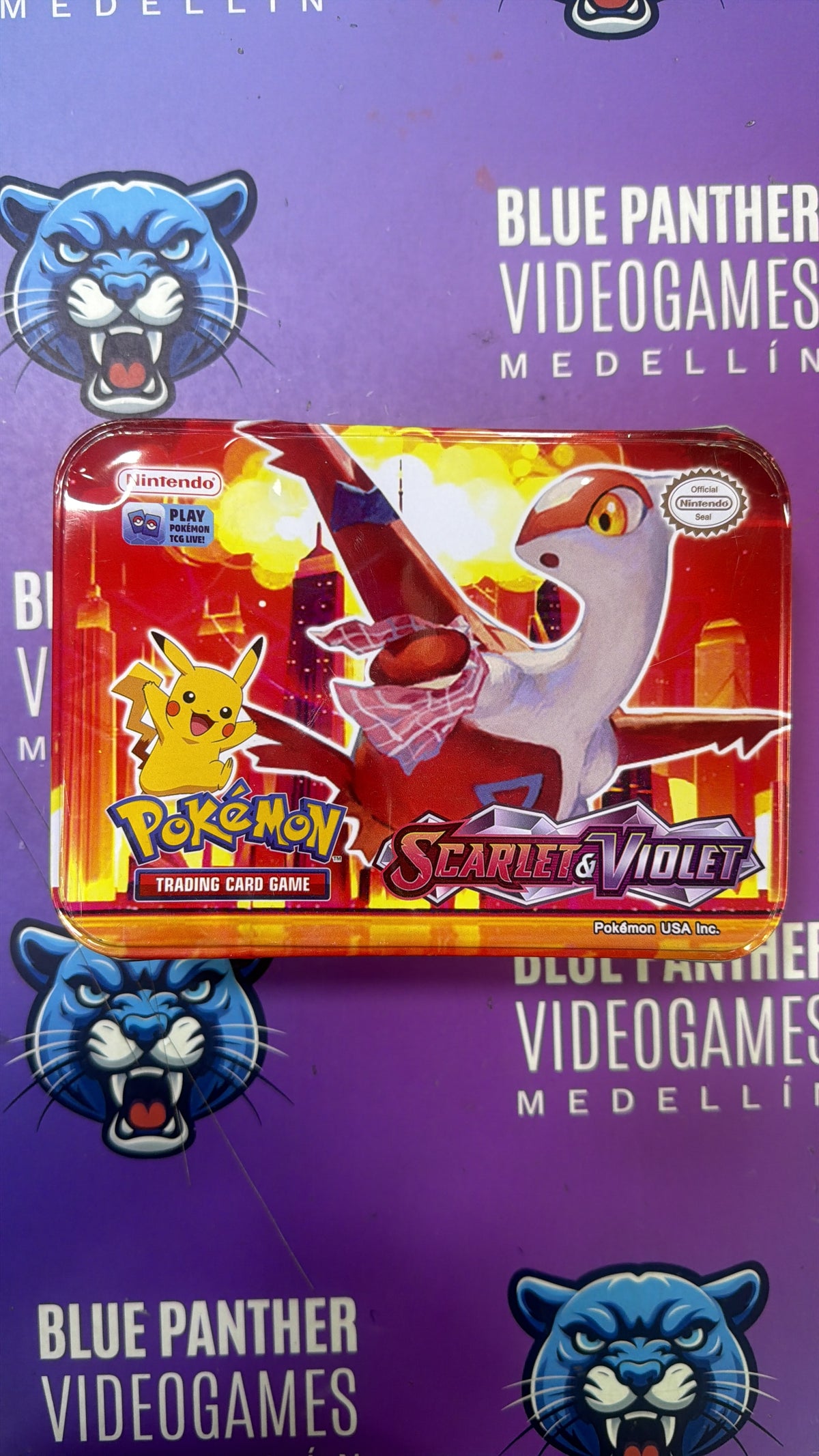 Pokemon Scarlet & Violet – Lata Metálica Coleccionable Latias & Pikachu