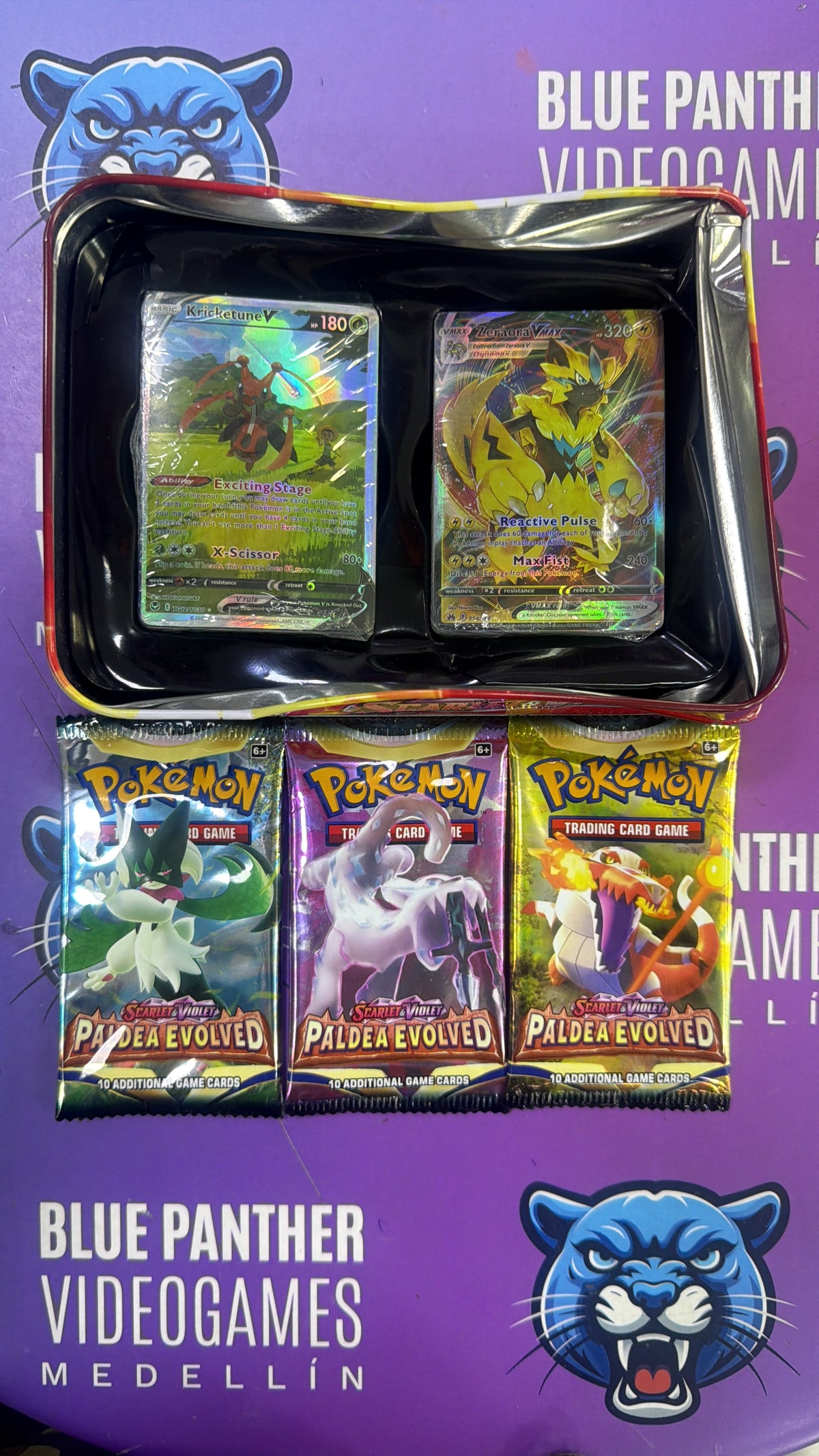 Pokemon Scarlet & Violet – Lata Metálica Coleccionable Latias & Pikachu