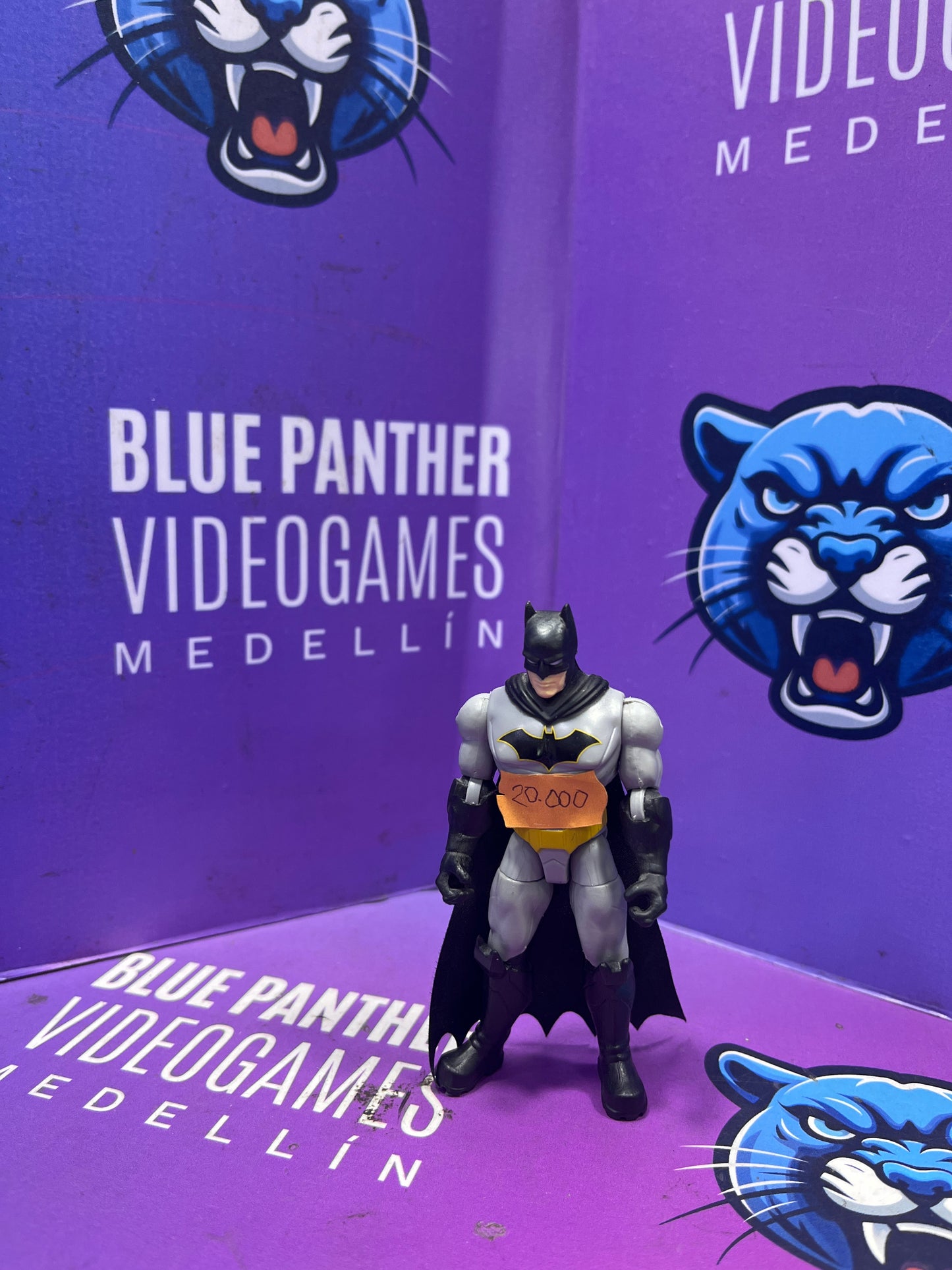 Batman pequeño traje gris con negro