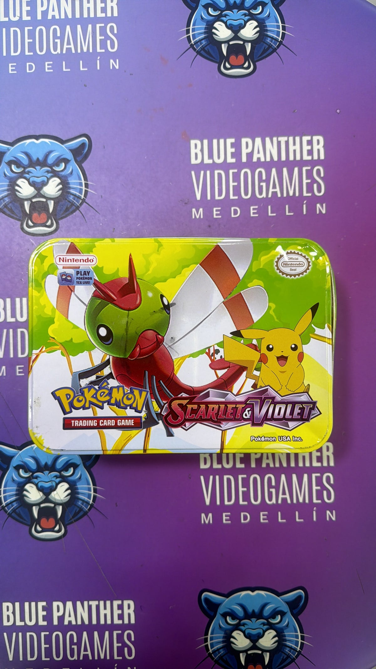 Pokemon Scarlet & Violet – Lata Metálica Coleccionable Yanma & Pikachu (Disponibles:3 unidades)