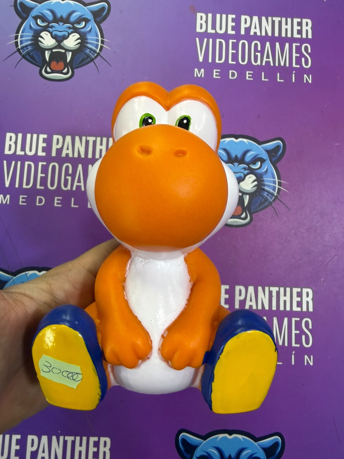 Yoshie sentado Naranja