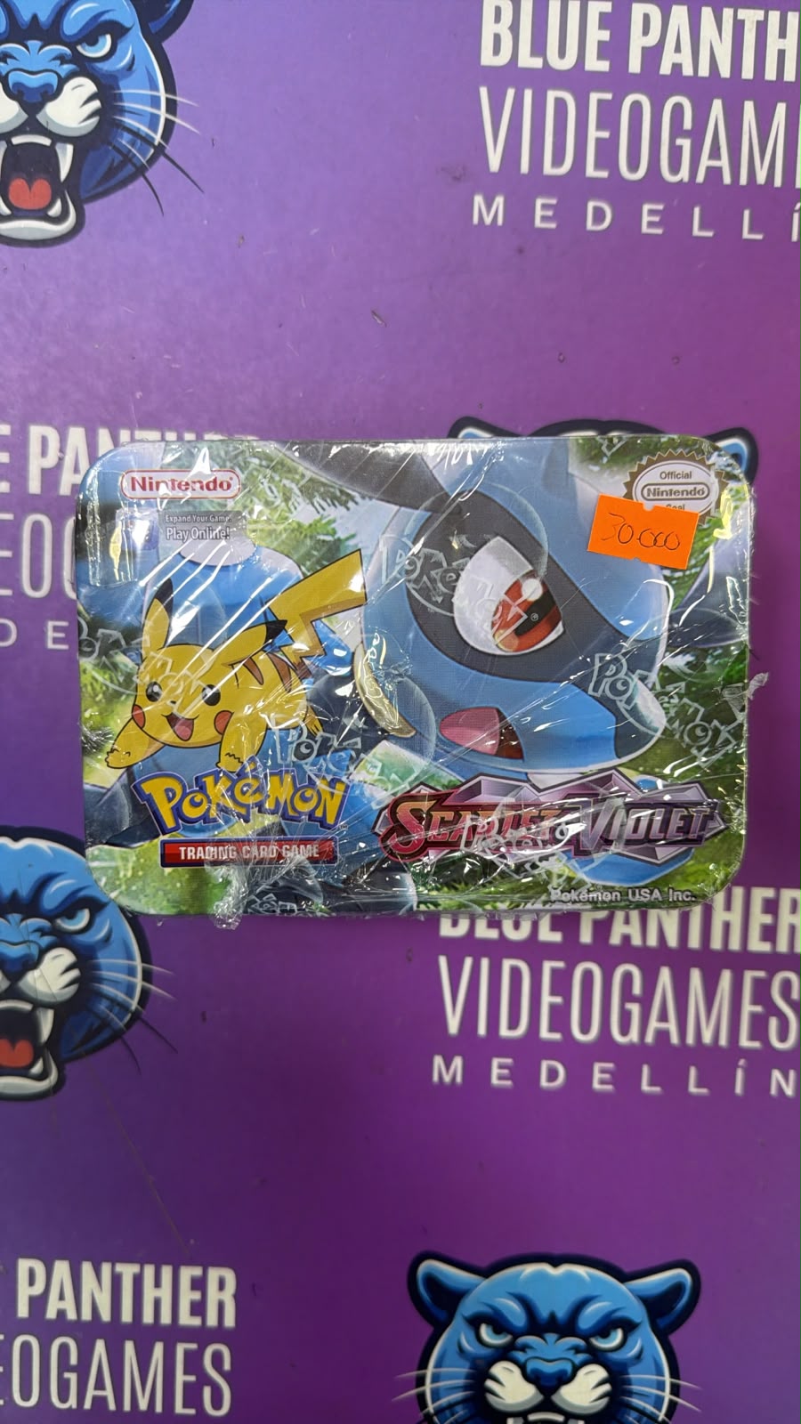 Pokemon Scarlet & Violet – Lata Metálica Coleccionable Riolu & Pikachu