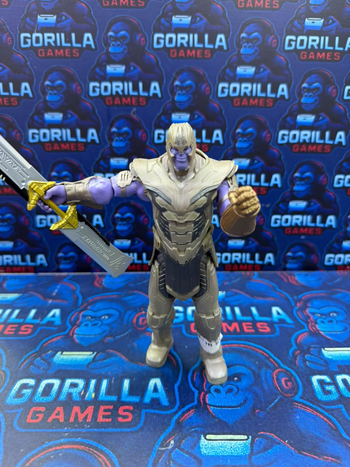 Thanos con armadura y espada