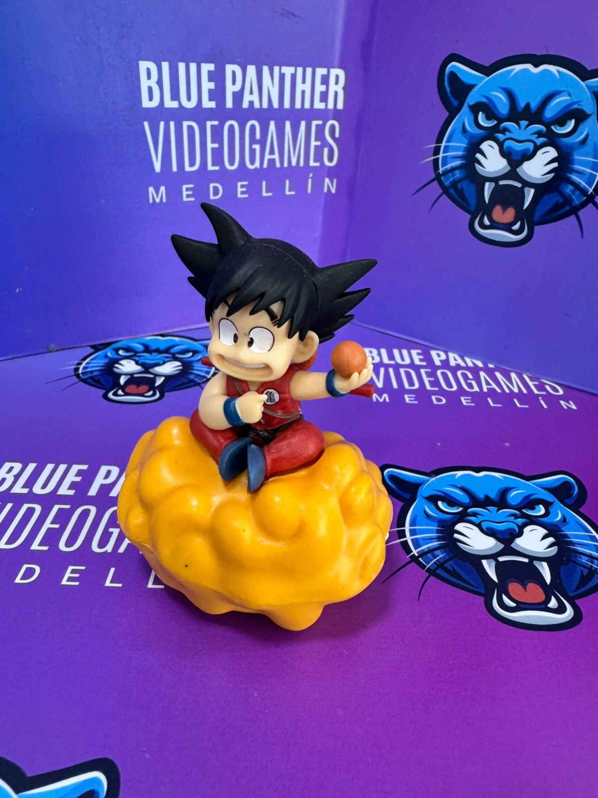 Goku sentado en nube con esfera