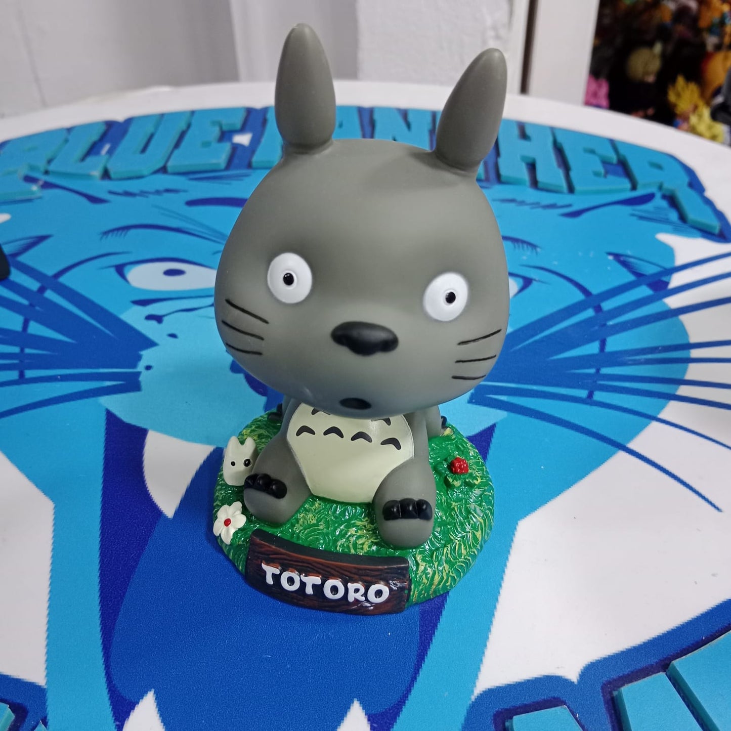 Totoro mueve cabeza