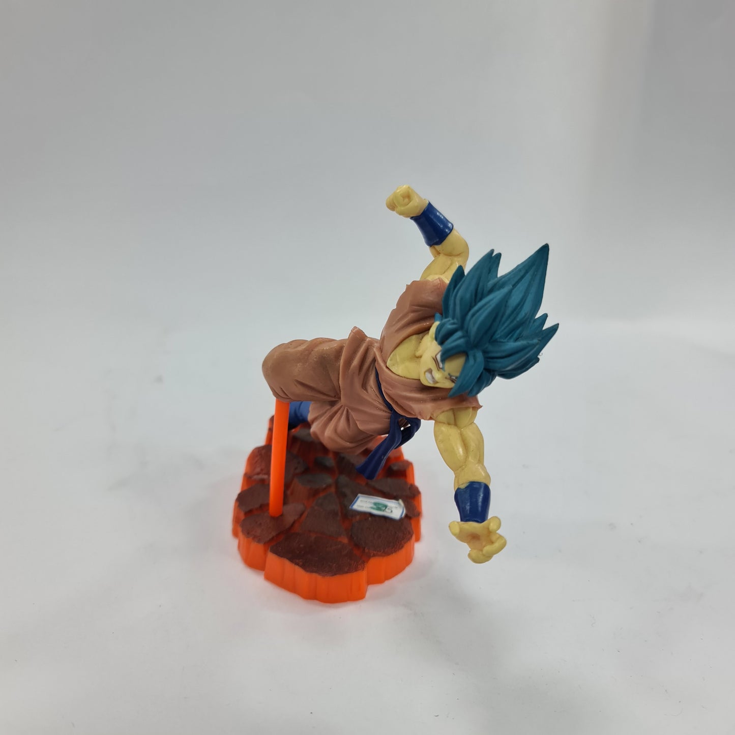 figura fuego goku cabello azul