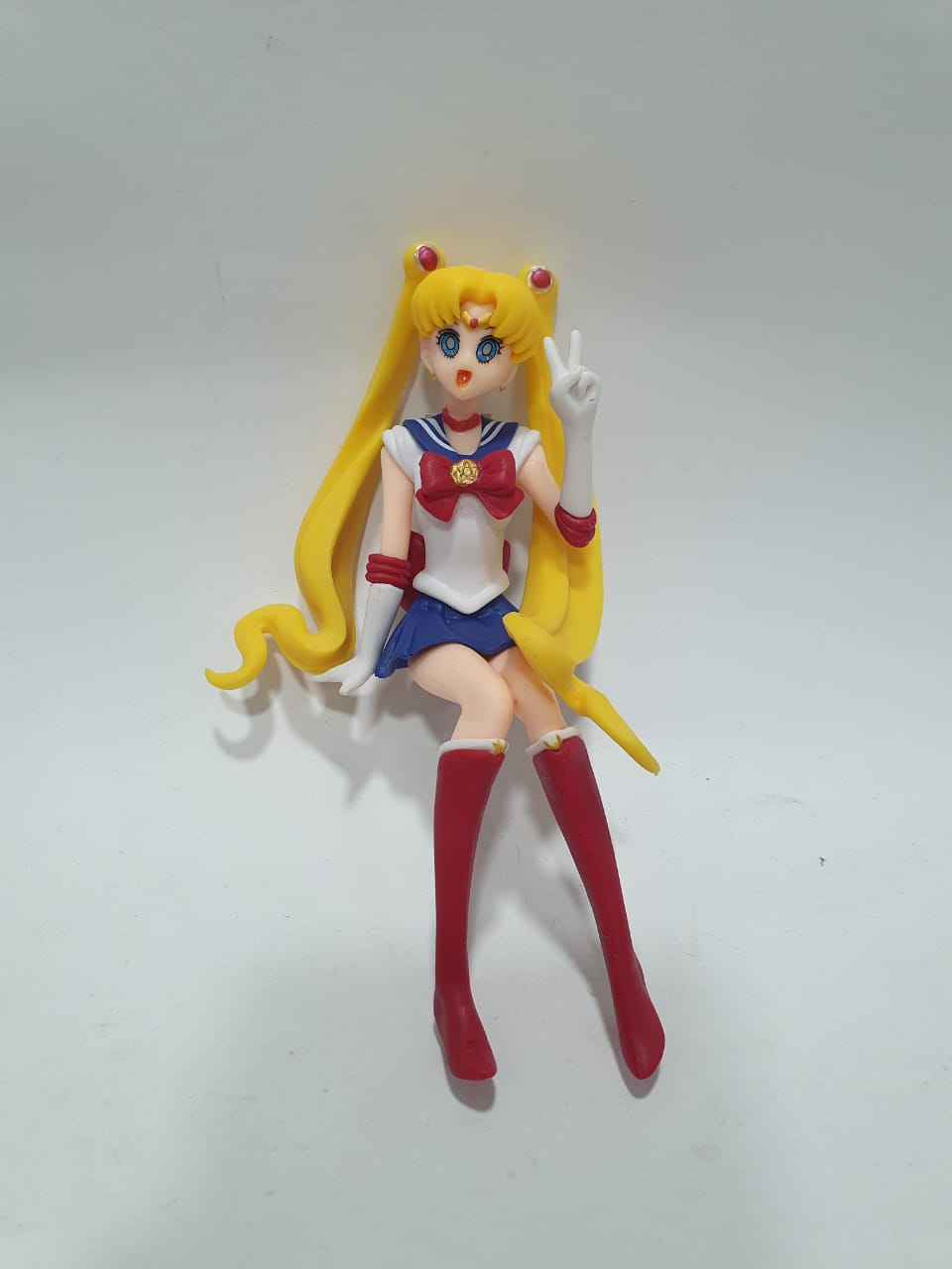 sailor moon sentada