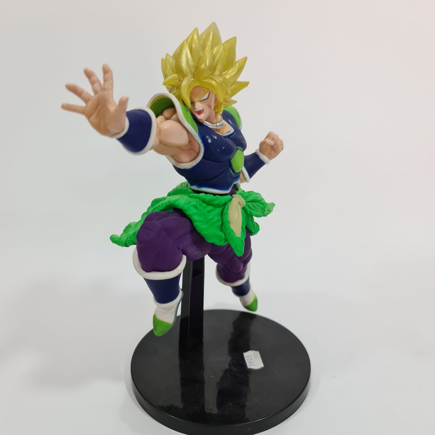 broly pelo verde estirando brazo