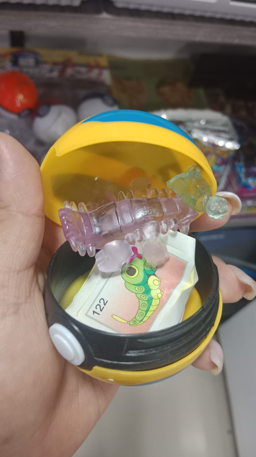 Pokebola Mediana/Incluye 2 figuritas 1 sticker