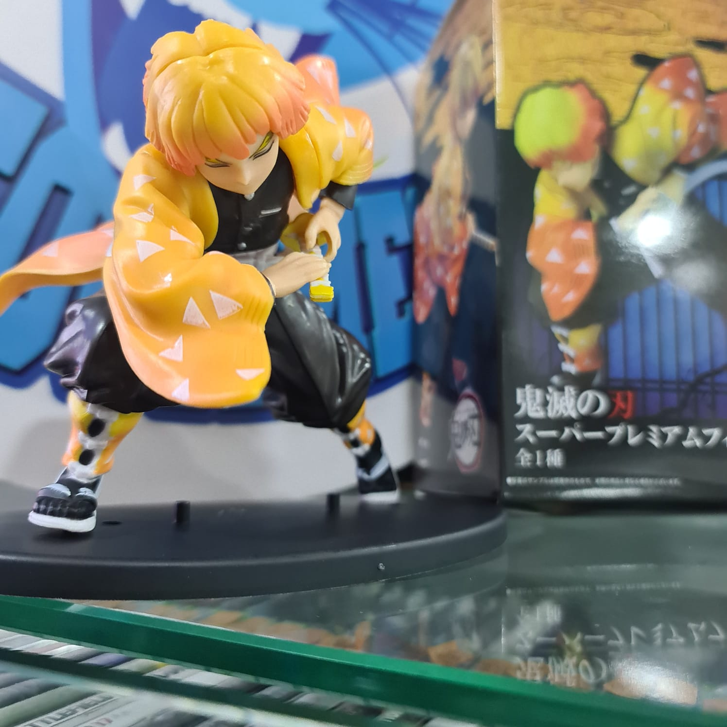 Figuras demon slayer poses en caja